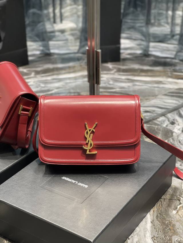 枣红色金扣_23Cm 必火爆款，还没上市就攻陷了整个时尚圈，怀旧左岸，灵感来自巴黎左岸街名Rue De Solferino为名！包包采用原厂细牙签纹Box牛皮，