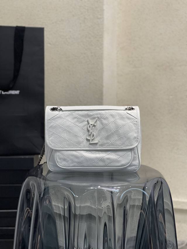 纯白色 突破性地采用做旧油蜡牛皮，打蜡出来的效果有点像机车风，超级帅气，经典的人字纹，采用绗缝的工艺，车线工艺精湛，取5股绣线超显档次！ 尺寸：28.20.8