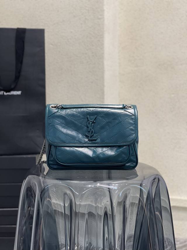 松石绿 突破性地采用做旧油蜡牛皮，打蜡出来的效果有点像机车风，超级帅气，经典的人字纹，采用绗缝的工艺，车线工艺精湛，取5股绣线超显档次！ 尺寸：28.20.8