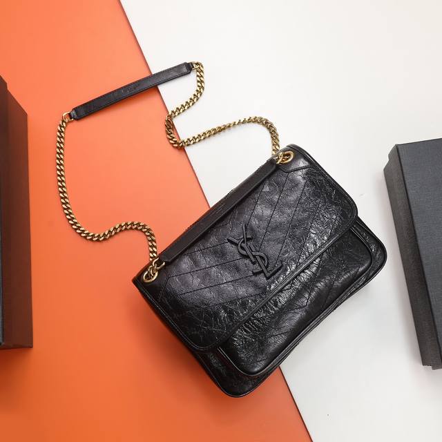 p ！ 独家实拍背景 特级原单 28_黑色突破性地采用做旧油蜡牛皮，打蜡出来的效果有点像机车风，超级帅气，经典的人字纹，采用绗缝的工艺，车线工艺精湛，取5股绣线