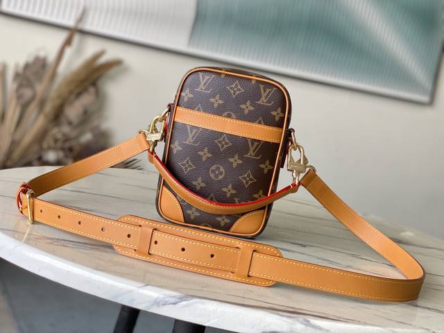 顶级原单 M14013 在春夏系列中，Pharrel Wiliams探游品牌珍藏档案，从80年代的时尚中汲取灵感，匠心铸就Danube斜挎包，风格隽永，历久弥新