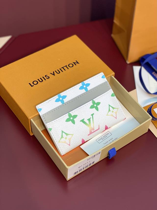 M13911 Double 卡片夹！白色渐变！此款采用全新 Monogram Eclipse 涂层帆布材质的卡片夹风格靓丽而时髦，体积小巧，可轻松收入口袋中。配