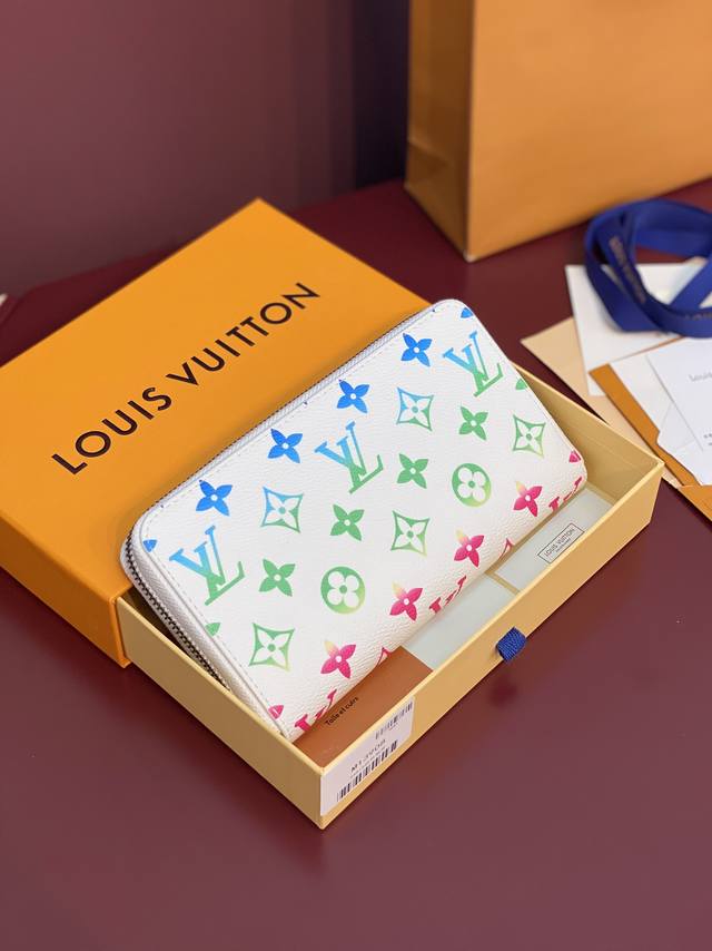 M13908 白色渐变！Zippy 拉链钱夹！采用炫酷帆布搭配柔软皮革內里，内有实用隔层和卡槽可轻松收纳信用卡、纸钞、收据等。折叠开合设计更小巧玲珑可随身携带。