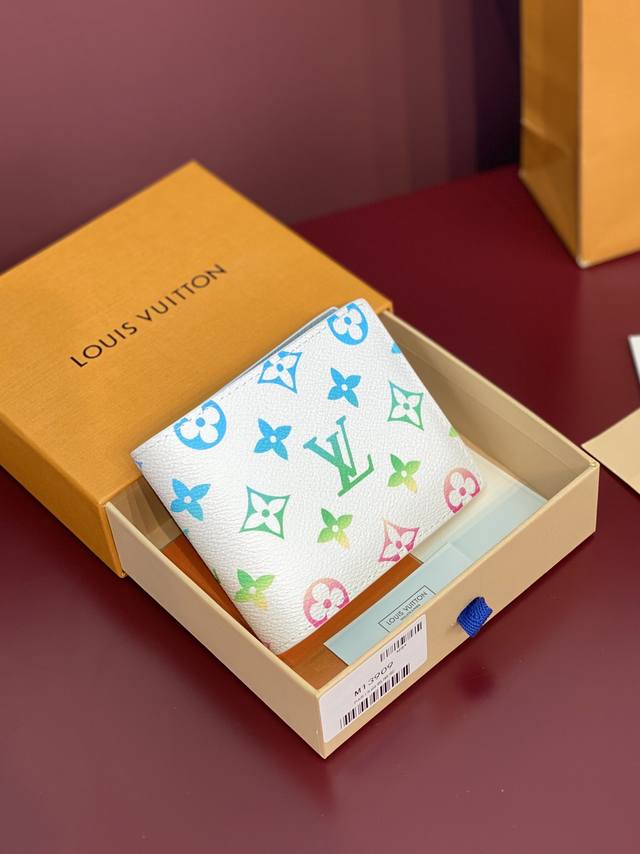 M13909 Multiple 钱夹、白色渐变！Multiple 钱包采用 Monogram 帆布制造，设有多个口袋，可供放置信用卡、纸币、发票。 尺寸：11.