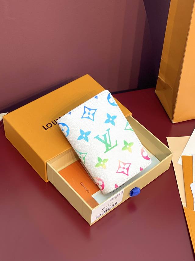 M14134 口袋卡夹、白色渐变！本款口袋钱夹取材 Monogram Macassar 涂层帆布，为牛皮革饰边和齐整内里一致渲染鲜亮色调。紧凑构型设有口袋、卡片