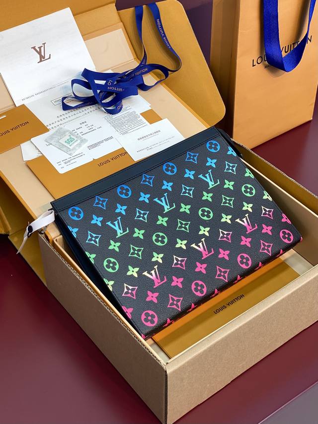 升级版本 M13907 黑色渐变！ 头层牛皮制作 变码芯片！Monogram Eclipse帆布裁制而成，此款风格硬朗的全新中号手袋可轻松收纳个人必备物品尺寸：