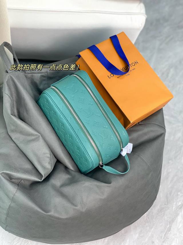 M13978 新绿！本款彩用头层牛皮真皮、Dopp Kit 盥洗袋为粒面 Taurillon 皮革压印 Monogram 图案，结合双拉链广口设计和可水洗内衬，