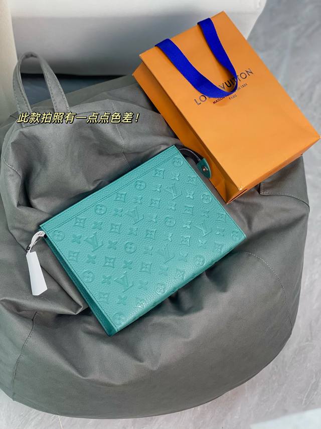 升级版本M13666 新绿！芯片版、 头层牛皮制作 Pochette Voyage 手拿包 本款 Pochette Voyage 手拿包取材 Taga 荔枝纹牛