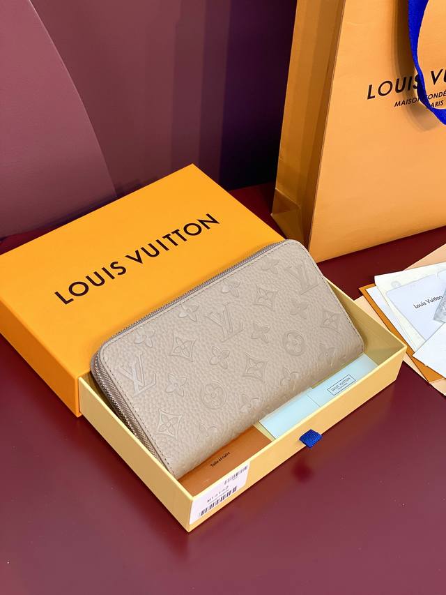 M14142 新灰！ 头层牛皮制作 CléMence 钱夹 路易威登 CléMence 钱夹是丰富实用功能与优雅小巧设计有机融合的典范。由标志性 Monogra