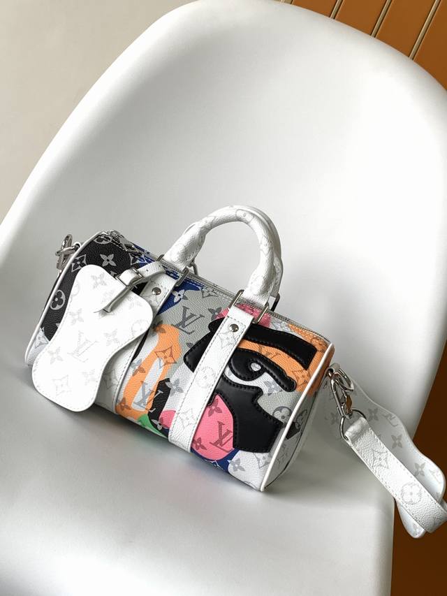 163C01芯片 M46678眼睛 M4 1白花 独家原单 本款 Keepall BandoulièRe 25 手袋出自 Lv Portrait 系列，融合皮革