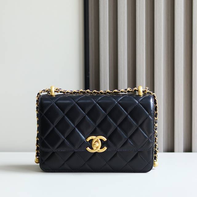 Chane124C双小金球As2649双金球抽绳Mini款来了那干脆写对个比吧尺寸：两几只乎一样 都超是级实用的尺寸！都可以放手机、钥匙、卡包、气垫等等等～超级