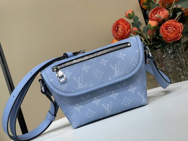 顶级原单复刻独家实拍 Pulse 迷你邮差手袋 M14116 浅蓝色 本款 Pulse 迷你手袋采用 Monogram 涂层帆布和 Taga 牛皮革裁出梯形轮廓 顶级原单复刻独家实拍 Pulse 迷你邮差手袋 M14116 浅蓝色 本款 Pulse 迷你手袋采用 Monogram 涂层帆布和 Taga 牛皮革裁出梯形轮廓