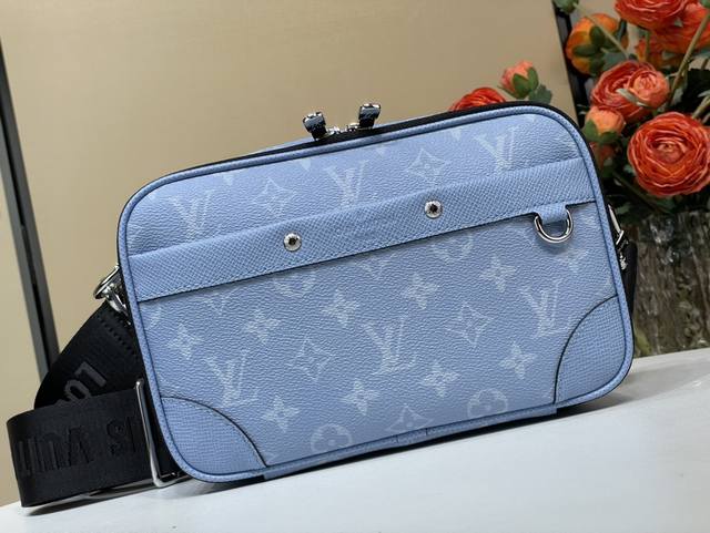 顶级原单复刻独家实拍 Alpha 邮差包 M14073 浅蓝色 本款 Alpha 邮差包为 Taga 牛皮革和 Monogram 涂层帆布渲染明亮色调，以精巧设