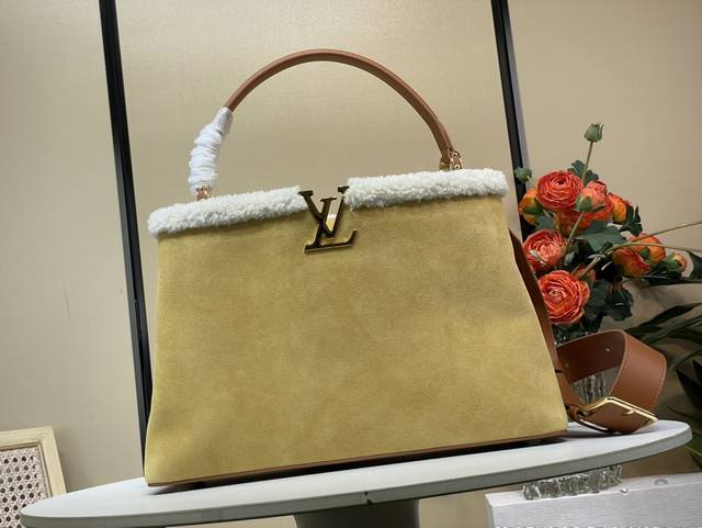 顶级原单复刻独家实拍 Capucines Souple 大号手袋 M12784 浅棕色 绒面 羊羔绒 本款 Capucines Souple 大号手袋融合绒面牛