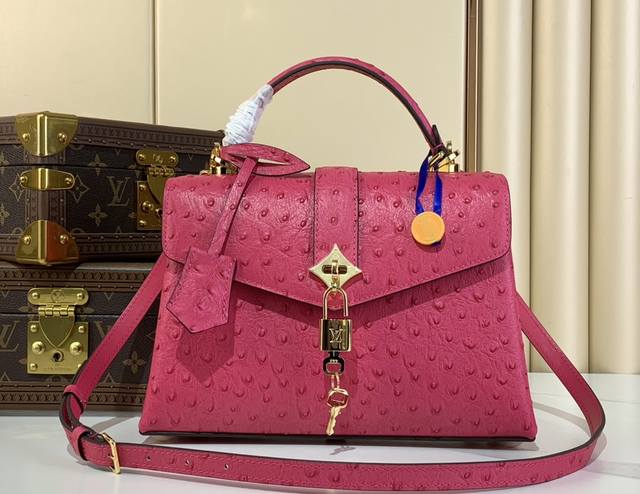 顶级原单复刻独家实拍 Rose Des Vents 手袋 N84713 N84714 玫红 鸵鸟纹 本款手袋采用鳄鱼纹皮革，以恰宜尺寸游刃昼夜场合。 Monog