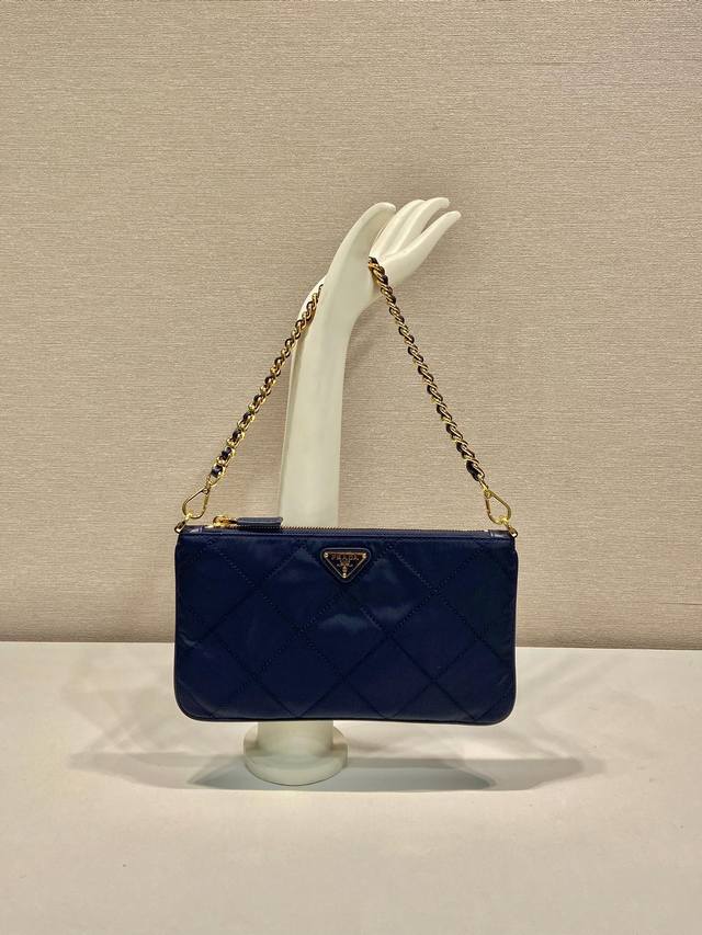 专柜包装绣格Hobo1Nl054腋下包 这款腋下包选用再生尼龙 Re-Nylon 打造，体现了采用简洁优雅的设计，配有链条提手，装点同色系缝车格线，涂珐琅三角形