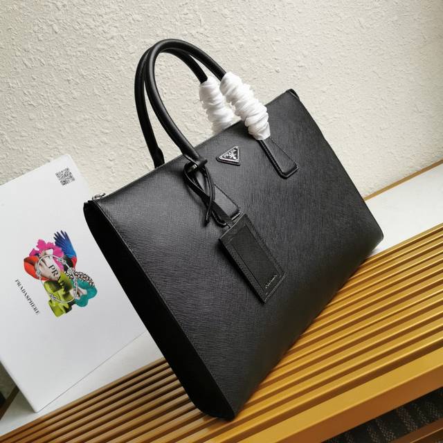 顶级原单 新款男士公文包2Vg039到货采用进口Saffiano十字纹牛皮，双提手，顶部拉链开合，可拆卸姓名标牌，外部三角形徽标，内部徽标牌，Prada徽标衬里