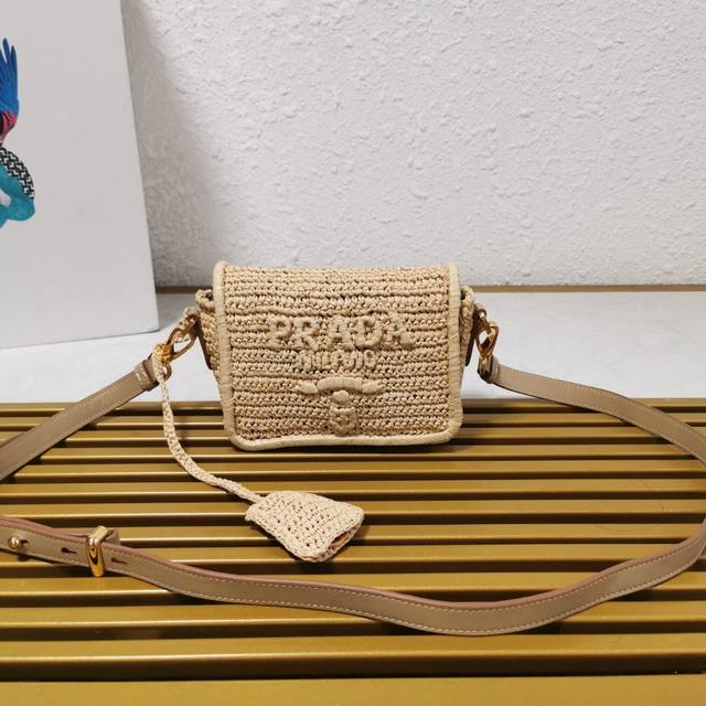 顶级原单 编织盖头包 小盖头斜挎包，满满的艺术气息～拉菲草编织非常扎实 超有质感 日常搭配私服也不会出错的单品 自然风的设计 仿佛都能呼吸 尺寸：12×16.5