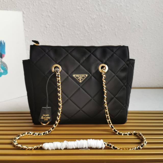 顶级原单 中古拉链款中号1Bg529中号这款Vintage中古链条菱格流浪包设计太棒了纯手工尼龙菱格设计,可单肩+斜跨+流浪背法,进口黑金链条搭配真的是Vint 顶级原单 中古拉链款中号1Bg529中号这款Vintage中古链条菱格流浪包设计太棒了纯手工尼龙菱格设计,可单肩+斜跨+流浪背法,进口黑金链条搭配真的是Vint