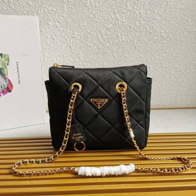 顶级原单 降落伞流浪包 这款Vintage中古链条菱格流浪包设计太棒了！纯手工尼龙菱格设计，可单肩+斜跨+流浪背法，进口黑金链条搭配真的是Vintage永远的情