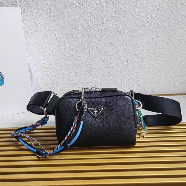 顶级原单 新品胸包2Vh184小号这款皮革单肩包胸包采用时尚流畅的线条设计和富有层次感的廓形，织带可调节，进口鹿皮牛皮。手感舒适奢华，又可当胸包和单肩。容量空间