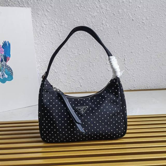 顶级原单 新款铆钉Hobo2025最新款1Ne515铆钉最美最酷Hobo进口尼龙面料和纯手工铆钉组成。独特又时尚。回头率特高拿到哪里都会被人各种夸这种铆钉包也特