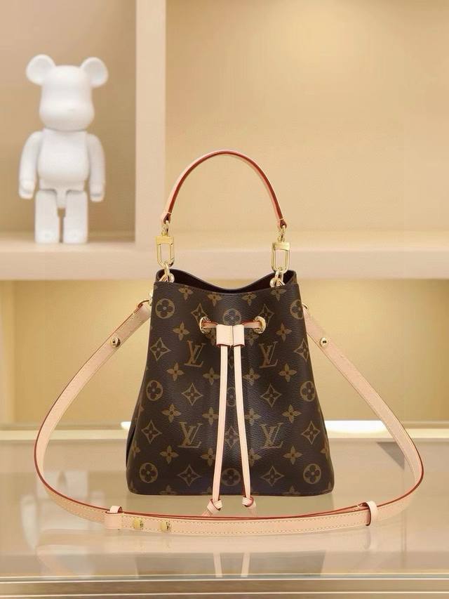 顶级原单 M46581老花 迷你水桶包系列 NéOnoé Bb手袋 加上天然皮革材质的修饰的Monogram帆布材质的Neoono上Bb。房子标志性的Neono