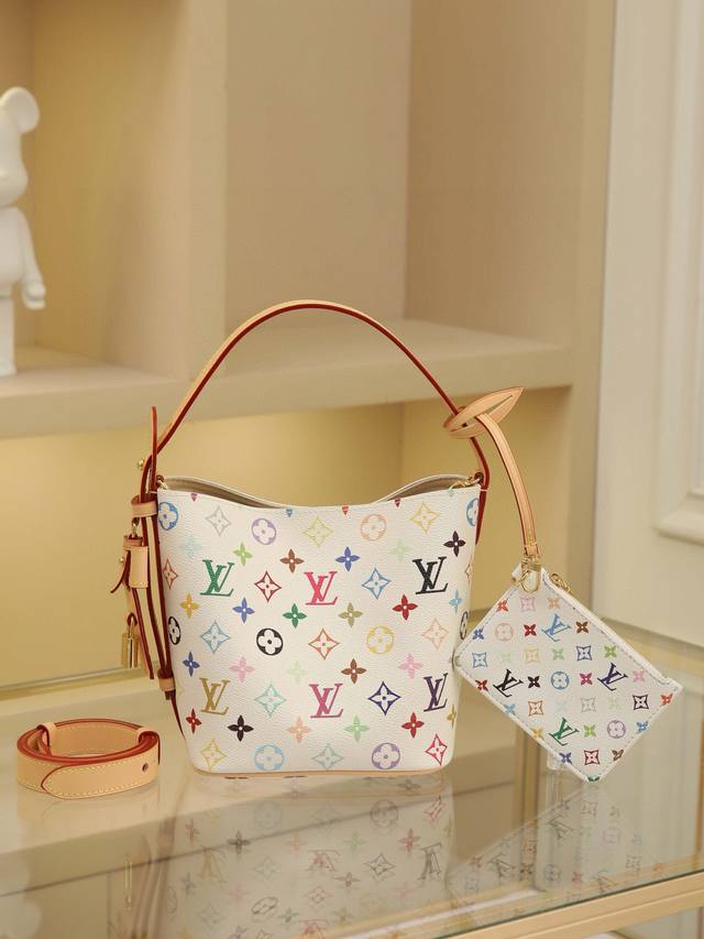 顶级原单变码芯片版 M13089白彩 本款 All In Bb 手袋以灵动细节传递 X 村上隆再版系列的玩趣格调。Monogram 涂层帆布呈现艺术家笔下斑斓的