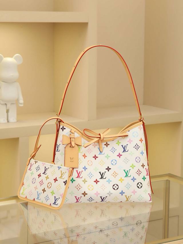 顶级原单变码芯片版 M13661白彩 Carryall 小号购物袋 2025村上隆联名Carryall 小号手袋采用三十三彩帆布和皮革饰边，成就都市生活的贴身良