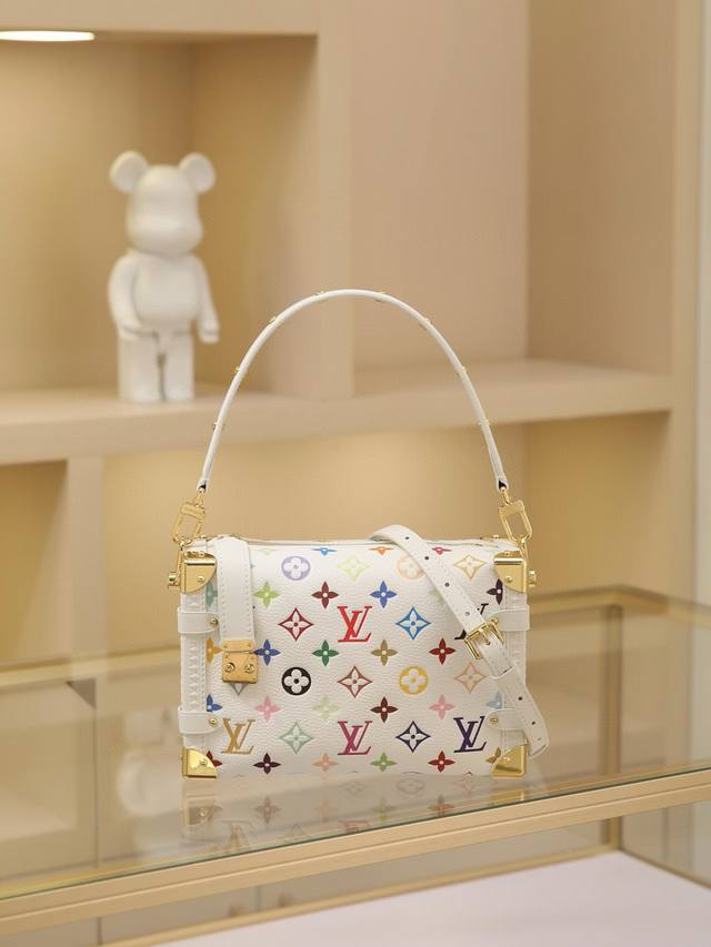 顶级原单变码芯片版 M14046 本款 Side Trunk 中号手袋以谐趣 Monogram 图案道出路易威登 X 村上隆再版系列的灵动格调，为柔软牛皮革融入