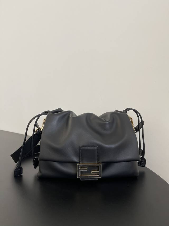 p 中号黑色 全新的Mamma Baguette来喽，法棍与福袋的双结合，全网最温柔的包包没有之一，软软糯糯的小羊皮也太细嫩了，既慵懒又高级！标志性的五金扣搭配