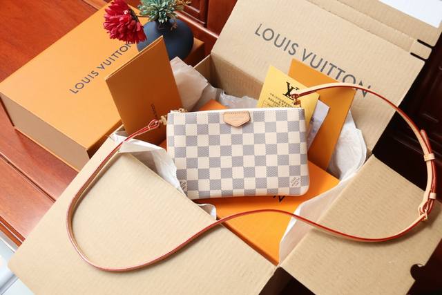 顶级原单 M60 Double Zip Pochette 手袋 本款 Double Zip Pochette 手袋融合 Monogram 帆布和 Monogra