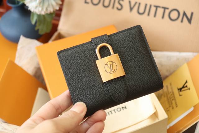 原单品质 M12148黑色 全皮钱包系列 Portfoille Locky 钱夹 12148 棕色 M12408黑色 本款在表现极简主义设计的同时，赞美Mais