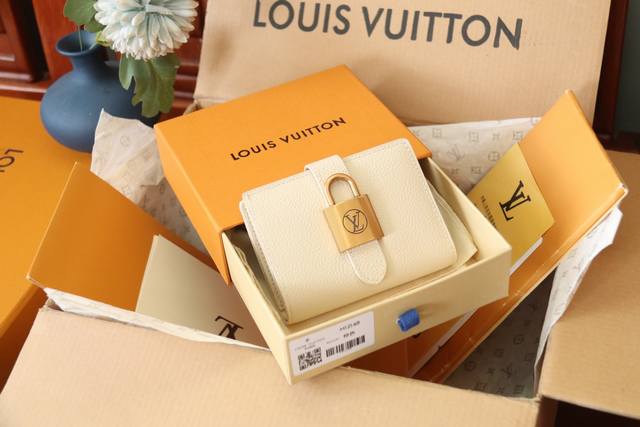 原单品质 M12148 全皮钱包系列 Portfoille Locky 钱夹 12148 棕色 M12408黑色 本款在表现极简主义设计的同时，赞美Maison