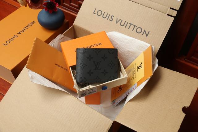 原单品质 M80906短夹这款钱夹属于 Damier Graphite 帆布系列，设计时尚低调，便于收纳纸币、信用卡与收据，轻便耐用，可轻易放入上衣或裤装口袋。