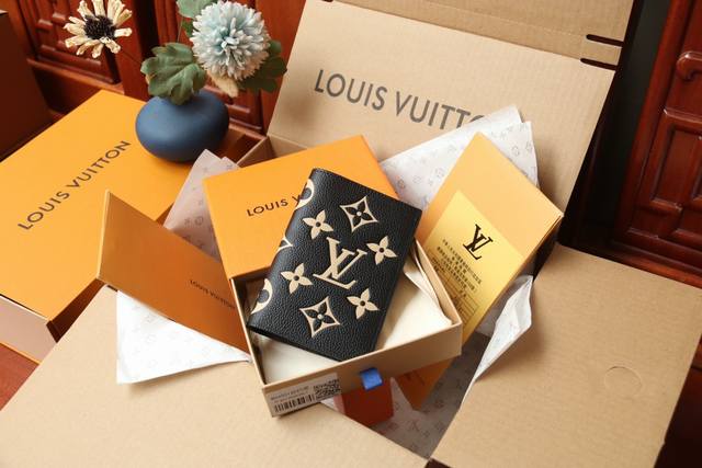 原单品质 独家实拍 M64501黑丝印 时尚出行的绝佳伴侣。质感奢华的粒纹小牛皮内衬，内部多隔层构造，风格经典的旅行配饰。挎着华丽的路易威登手袋大肆采购的长颈鹿