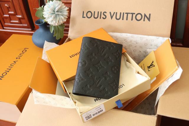 原单品质 压花 M13187护照夹 时尚出行的绝佳伴侣。质感奢华的粒纹小牛皮内衬，内部多隔层构造，风格经典的旅行配饰。挎着华丽的路易威登手袋大肆采购的长颈鹿形象