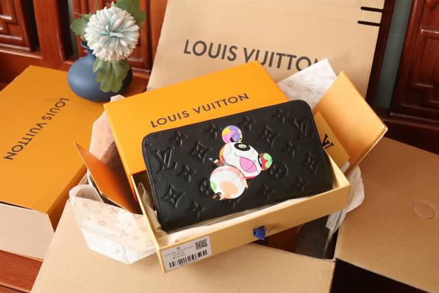 顶级原单 M14160 熊猫 村上隆联名款熊猫黑色牛皮长款拉链钱夹，本款Monogram Ld印花 火爆全球深受明星名人喜欢 活泼童真又亲切。明媚皮革内衬再添盎
