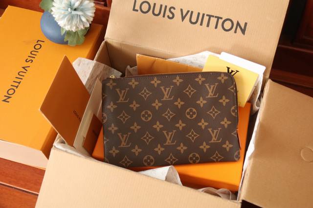 顶级海外原单 N57460 Pochette Jour 手袋这款手包由！帆布精工细作而成，让现代男士在携带文件和日常用品时还能保持时尚风貌。 24 X 27 C