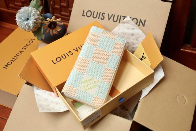 原单品质 Zippy 钱夹 N40675绿 格子 使用法雷尔 威廉姆斯独有的达米耶 遗产帆布，改编成海洋风味的“Zippy Wallet Vertical”。以