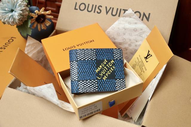 原单品质 Multiple 钱夹 N40676绿 格子 官网 本款 Multiple 钱夹取材Pharrell Williams的Damier Heritage