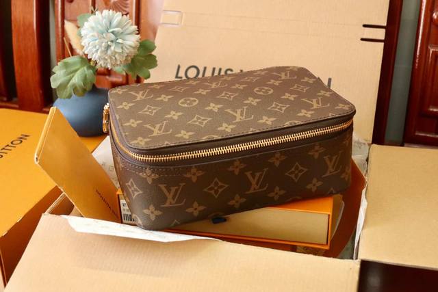 原单品质 M43689花老 中号！Packing Cube 号中号袋手收纳衫衬、衣毛、半身与裙裤装，让箱提手空井间然有序，亦可抵在达目的之地后将行存李放于壁或橱