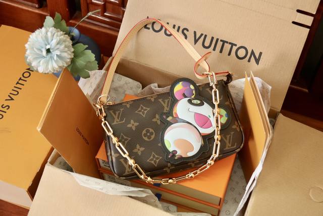 顶级原单 M13 本款 Pochette Accessoires 手袋取材 Monogram 涂层帆布，为路易威登 X 村上隆再版系列注入活泼个性。艺术家笔下色