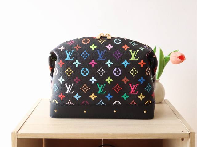 m13743三彩 化妆包以Monogram Denim面料裁出新潮闲适构型。时髦褪色牛仔色调浸染认证棉帆布，搭配牛皮革饰边与耀目铆钉。充裕空间可容纳化妆品及个人