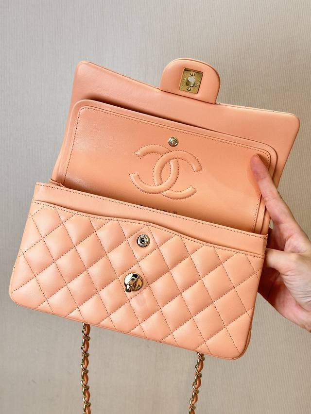 116 117 112 1双盖包中包，更是少有的高级成衣制作手段只为成就一只40年的经典之作！它的每一笔包型线条，都是有灵魂的，都需要10年工龄的工匠制作而来！