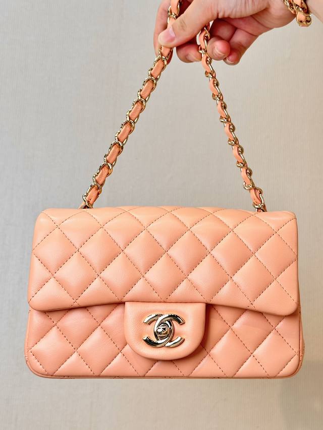 116 117 112 柔软的羊皮，手感软但又挺括，收到就能懂，真品Cf小羊皮的纹路和毛孔感，阳光下泛着自然的油脂色彩，有用过香奶奶正品的人都不陌生 ，这种法国