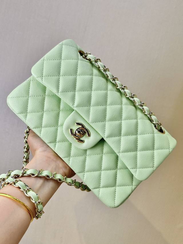 1117 1112 接着来看另一大头重点，五金 小香的五金都是纯钢配五金，五金内有刻字有一种立体雕琢的感觉，字体清晰工整。最终一点每一个五金件边角都是打磨圆润，