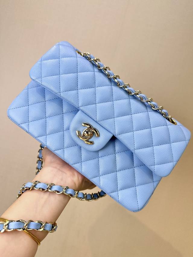 1117 1112 法国哈斯原厂的鱼子酱，光泽感就是不一样，皮料自身在每个颗粒上有一层优质，是皮料自身的优质分泌物。法国哈斯的鱼子酱皮料质感黑中透亮，是那种透亮