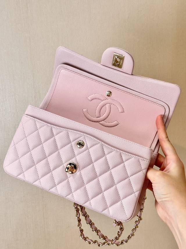 1117 1112 注意看内里翻盖位置的鱼子酱皮料更能看出皮料等级法国哈斯原厂的鱼子酱，光泽感就是不一样，皮料自身在每个颗粒上有一层优质，是皮料自身的优质分泌物