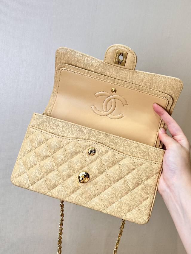 117 112 1双盖包中包，更是少有的高级成衣制作手段只为成就一只40年的经典之作！它的每一笔包型线条，都是有灵魂的，都需要10年工龄的工匠制作而来！ 2 图